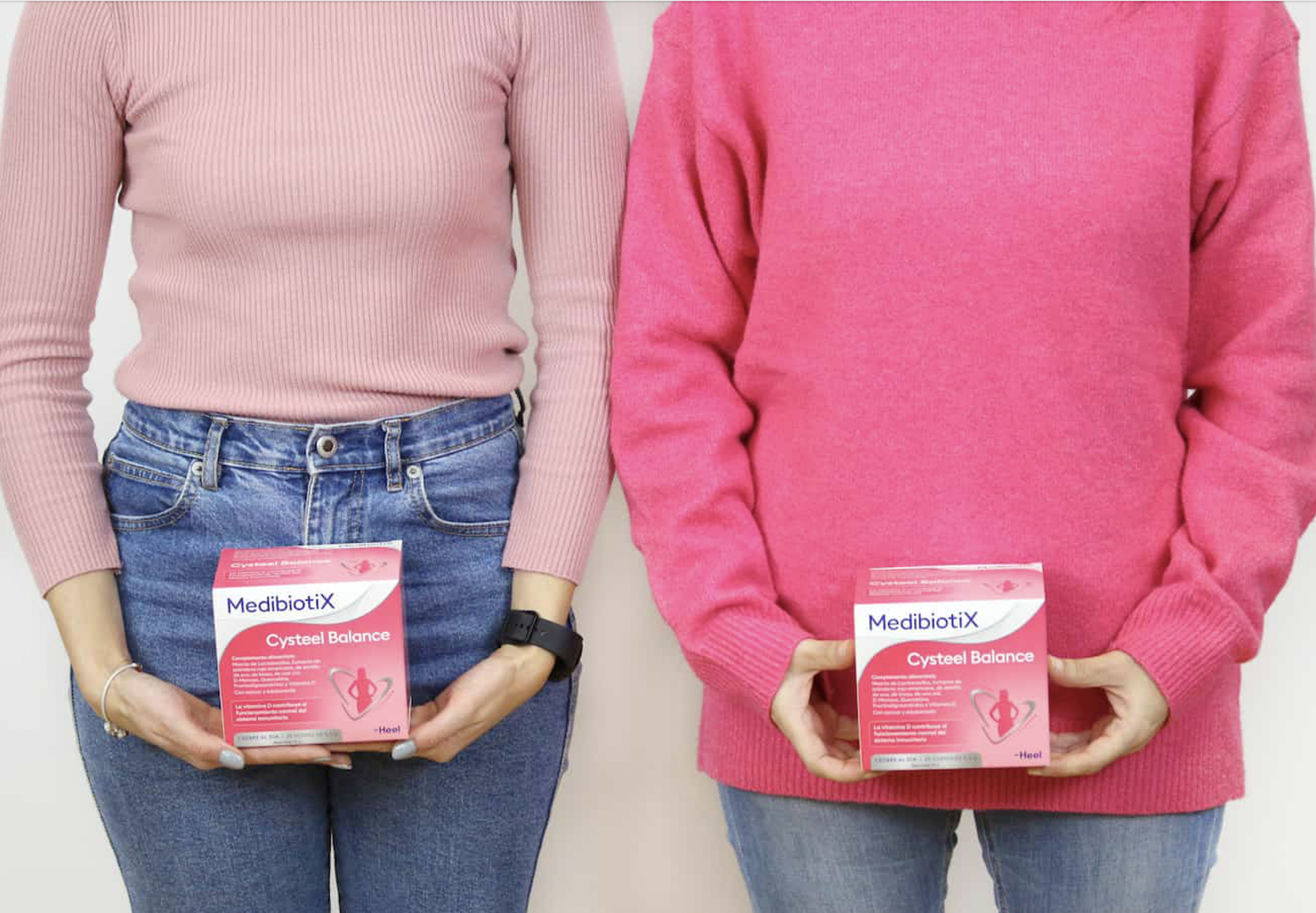 Dos mujeres sujetando una caja de Cysteel Balance